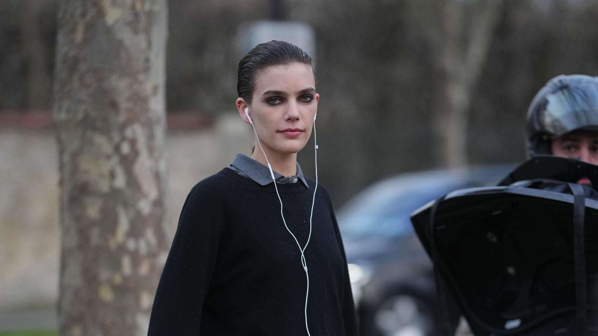Una mujer con auriculares con cable. 