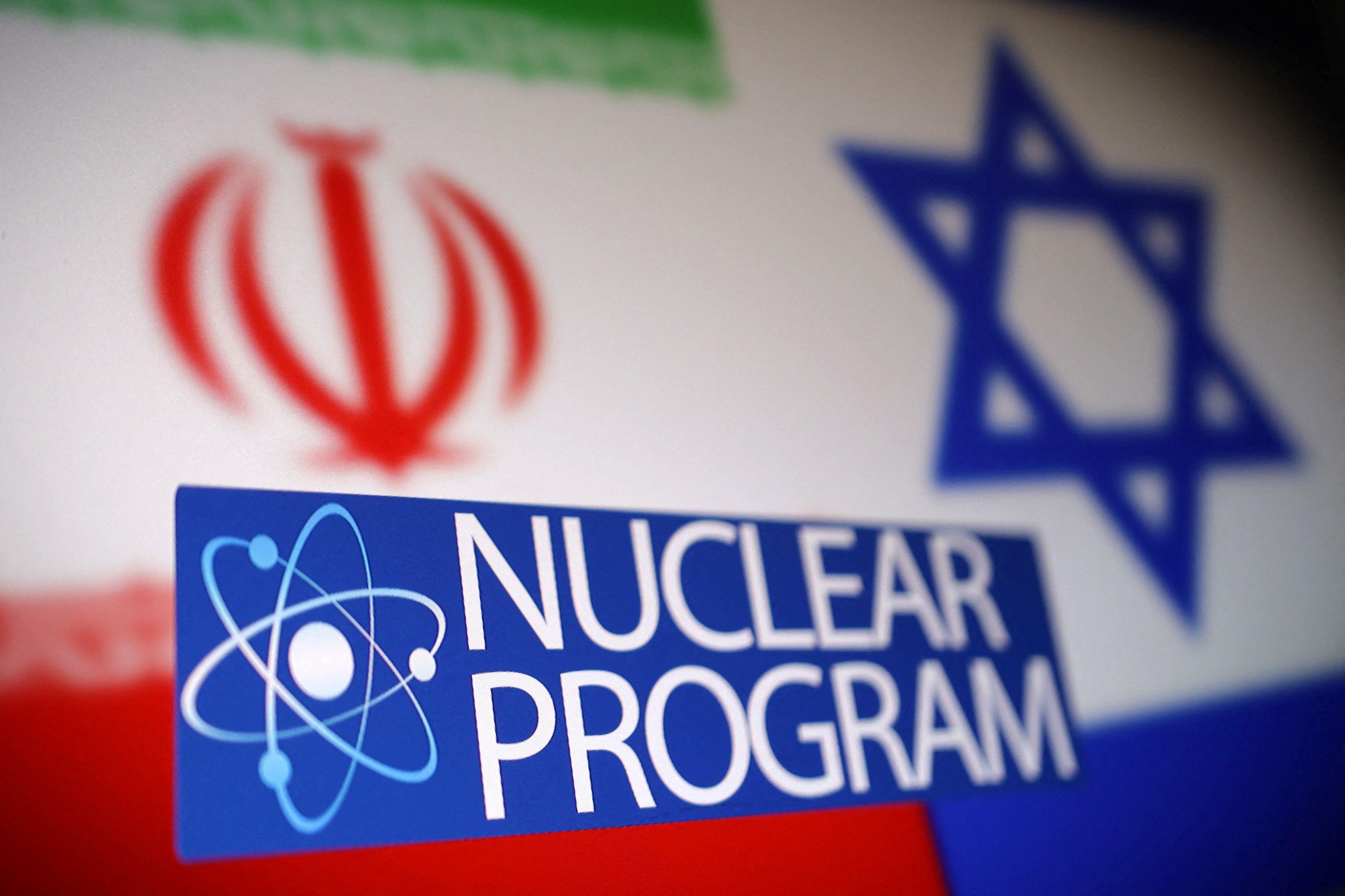En esta ilustración se ven las banderas de Irán e Israel, el símbolo atómico y las palabras "Programa nuclear".