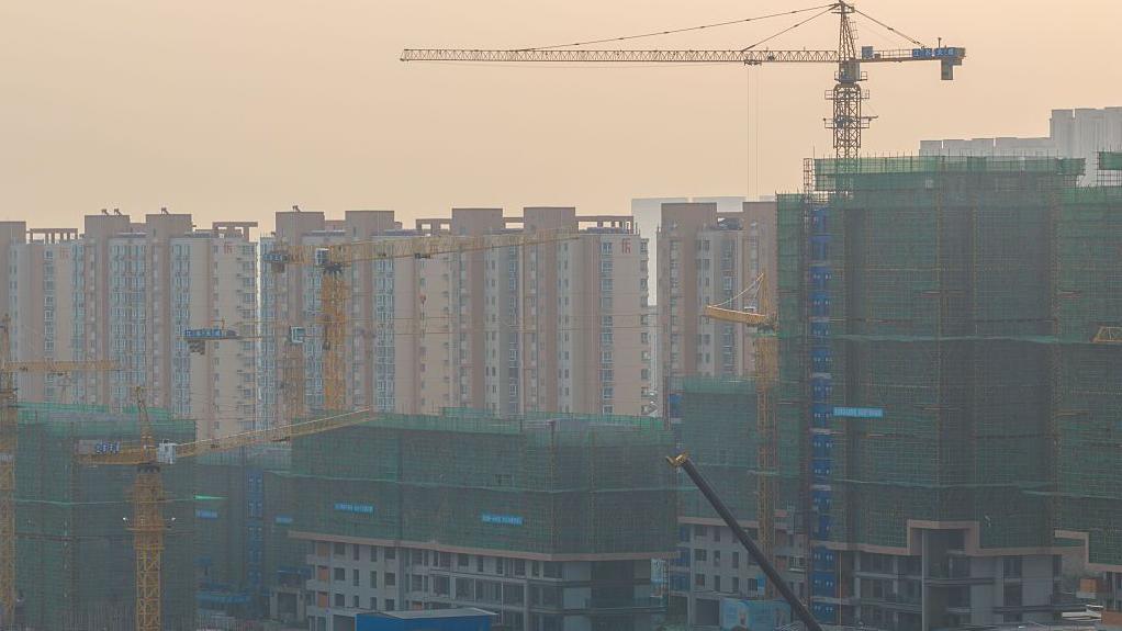 黃昏下，有很多中國樓盤正在修建中