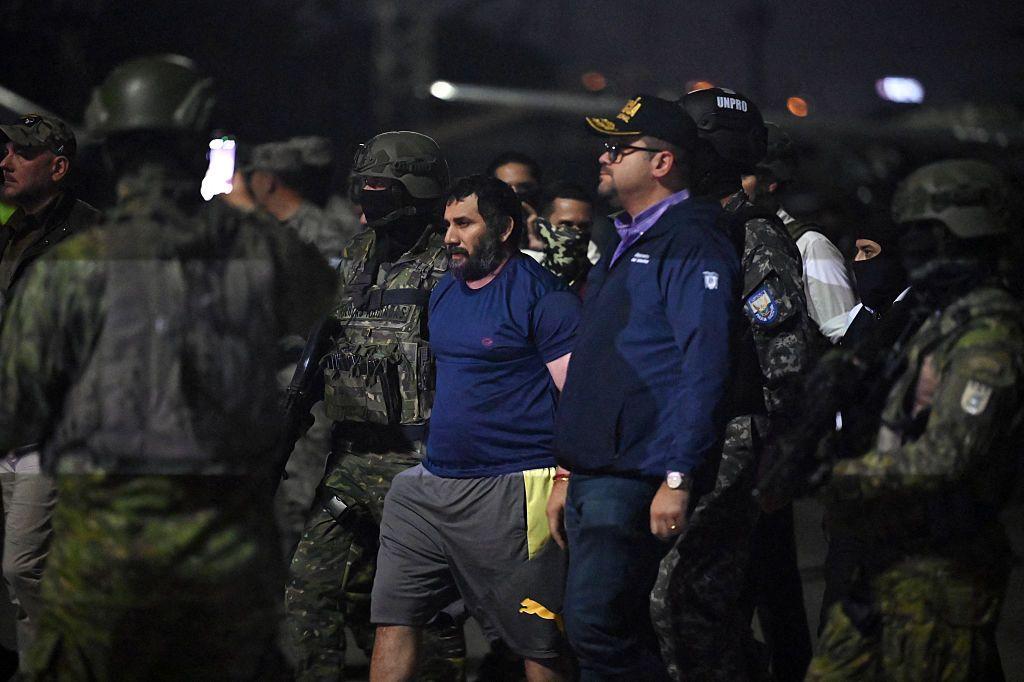 José Adolfo Macías, alias "Fito", camina bajo la custodia de numerosos militares que lo rodean en Ecuador