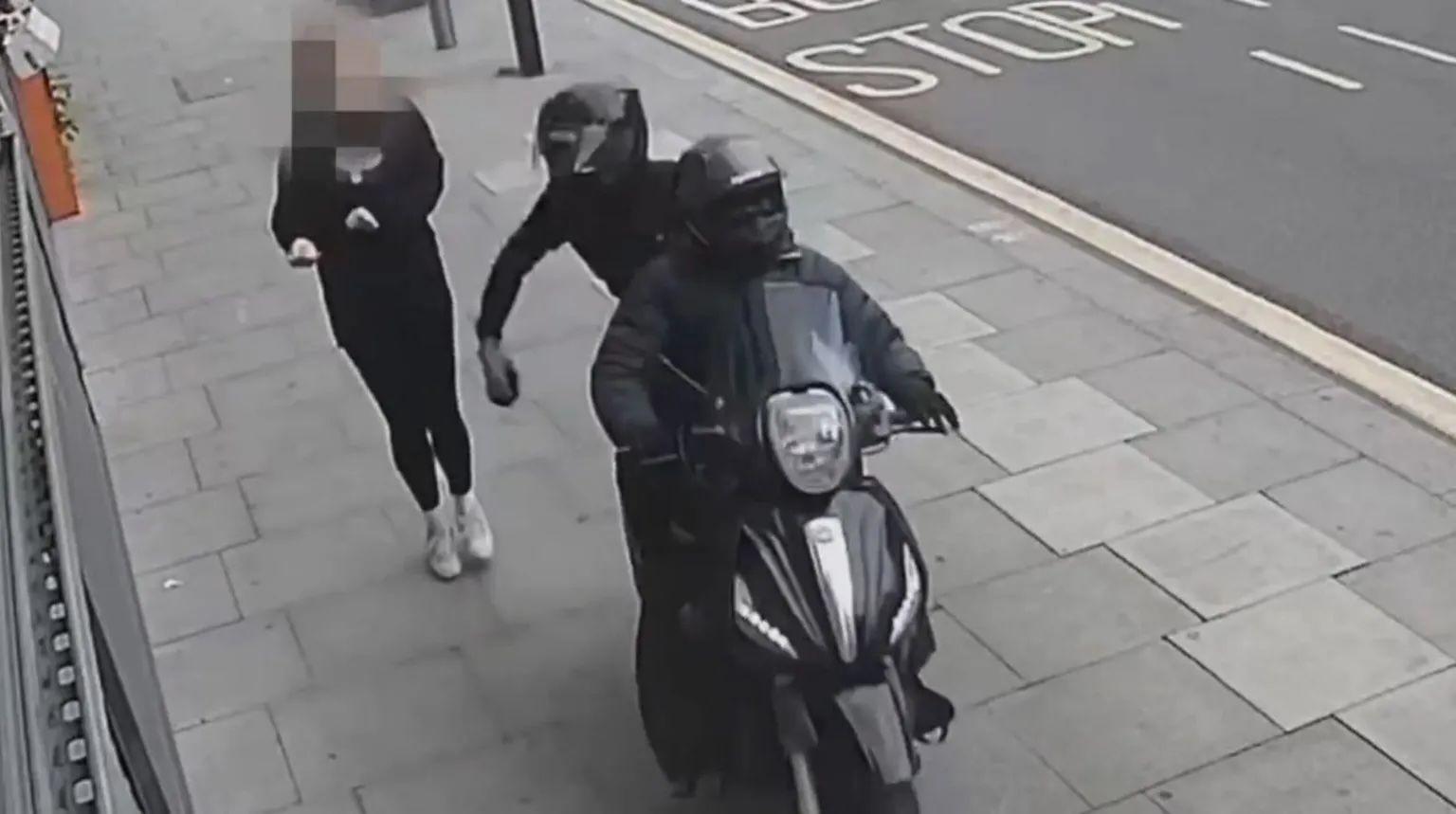 兩個人乘電動摩托車實行搶劫