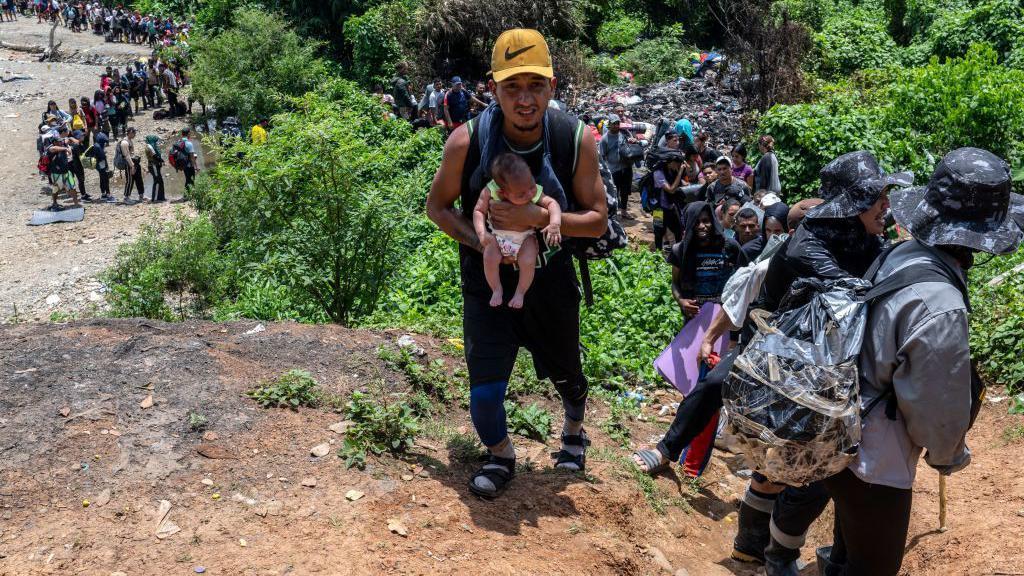 Caravana de migrantes avança pela floresta de Darién