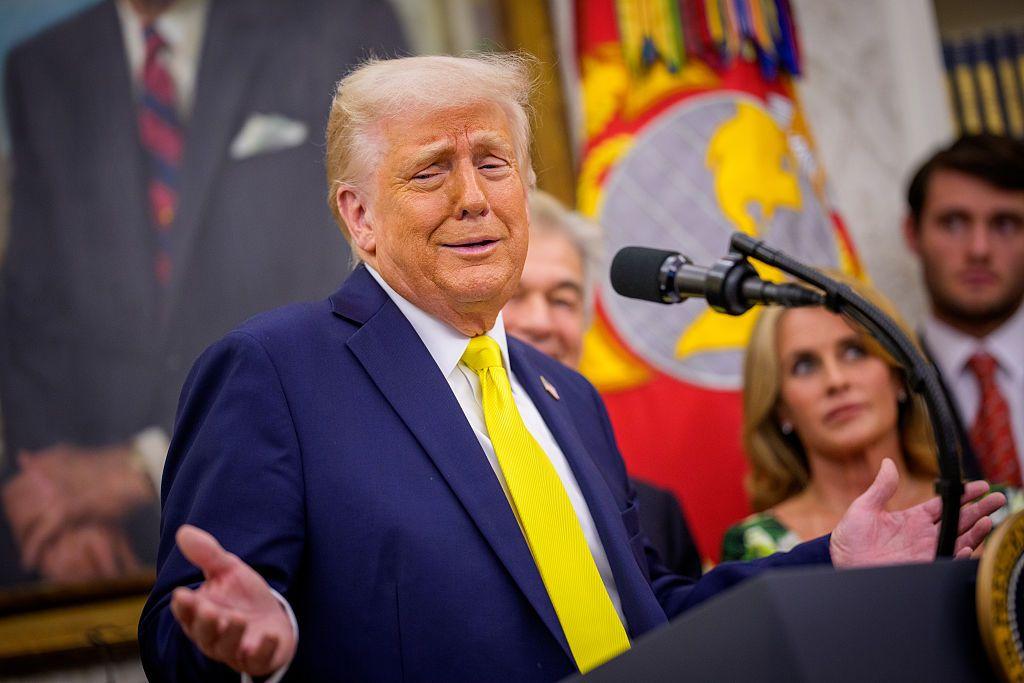 Donald Trump gesticula enquanto fala durante a cerimônia de posse do Dr. Mehmet Oz como Administrador de Serviços do Medicare e Medicaid no Salão Oval da Casa Branca, em 18 de abril de 2025, em Washington, DC.