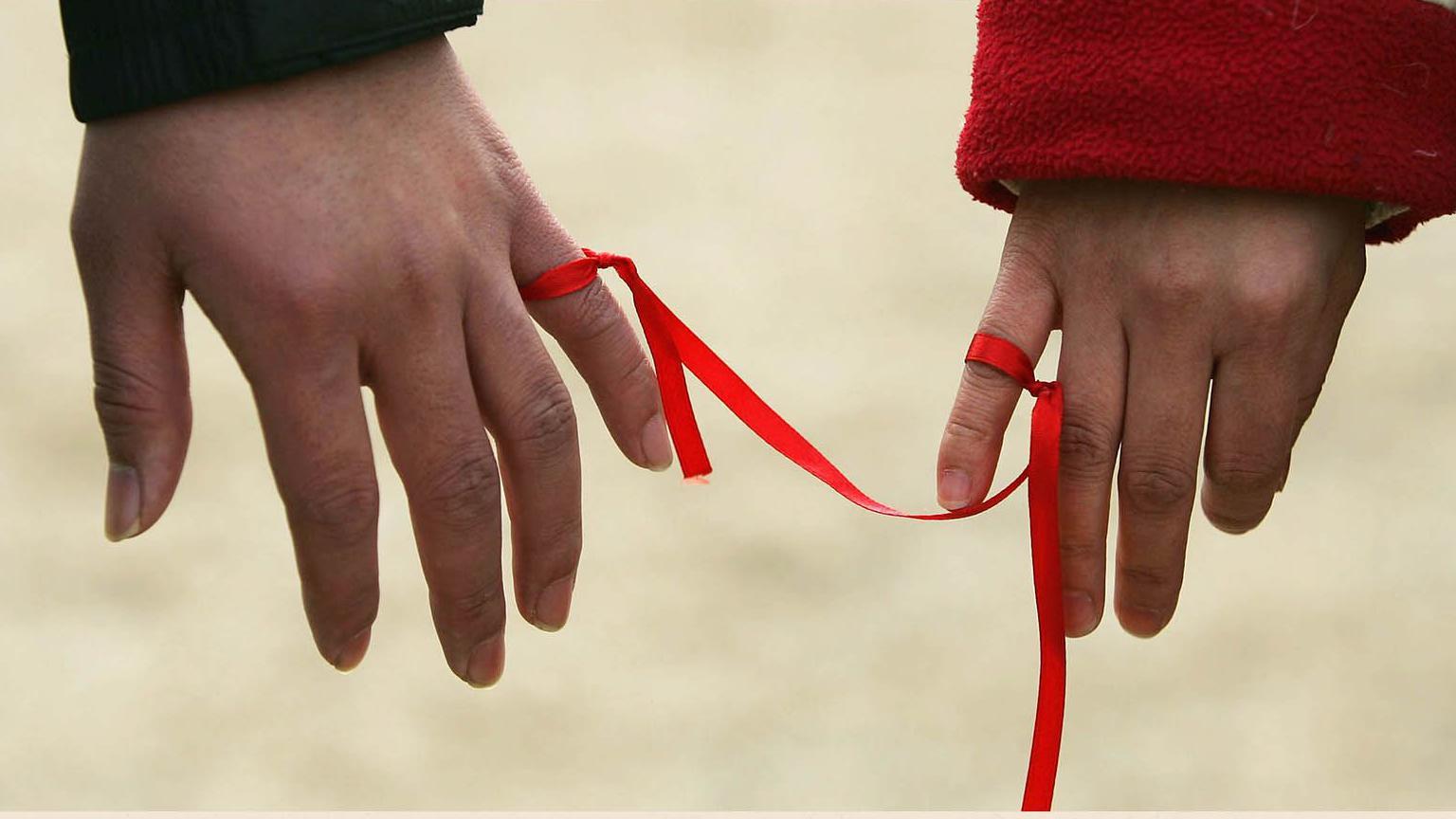 設計圖片：兩人的尾指被綁上紅線