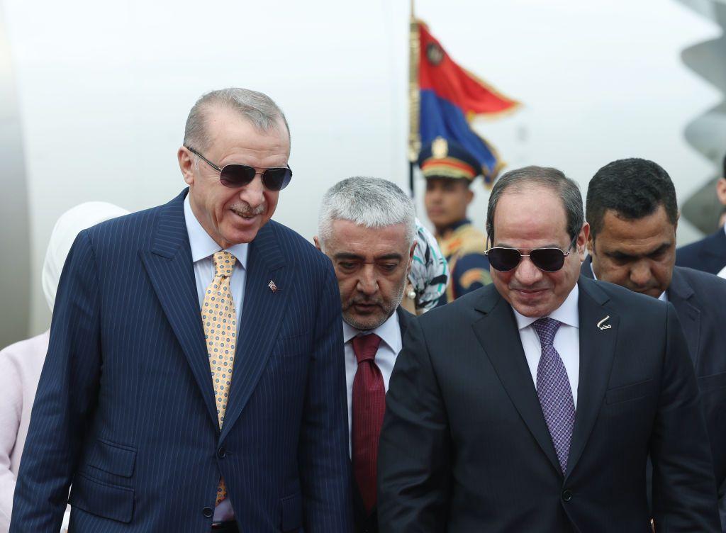 سیسی و اردوغان با عینک‌های آفتابی و لبخندزنان