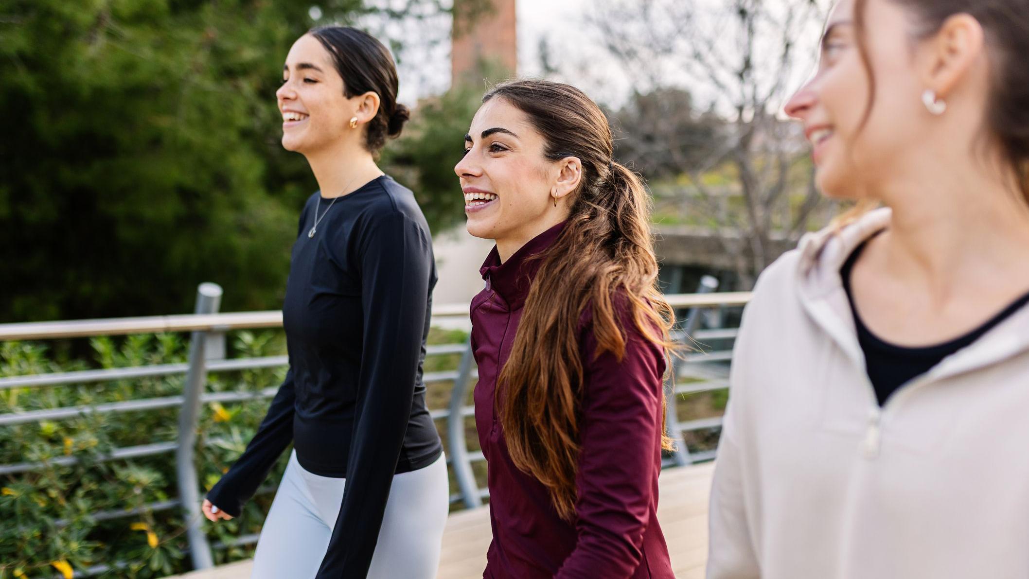 Tres jóvenes durante una caminata. 