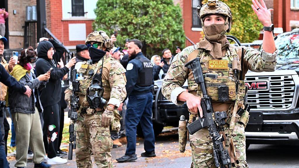 2025年11月8日，美國芝加哥以墨西哥裔社群為主的「小村莊」社區，移民與海關執法局（ICE）探員正在進行行動