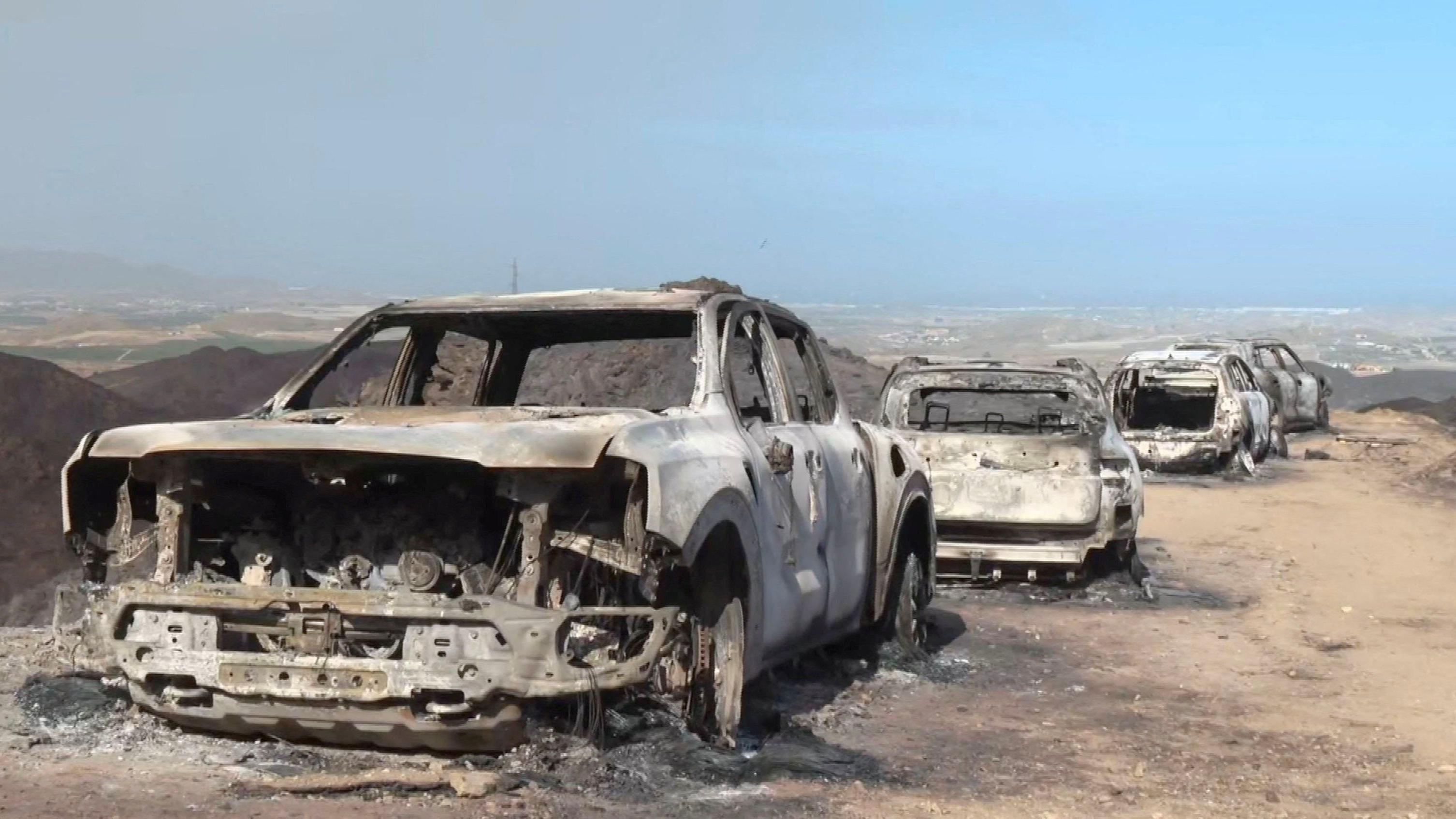 Una captura de pantalla de un vídeo muestra los restos de vehículos calcinados utilizados por personas que fallecieron al intentar escapar de los mortíferos incendios forestales que afectaron a la provincia de Almería —según la Guardia Civil española—, en Bédar, Almería.