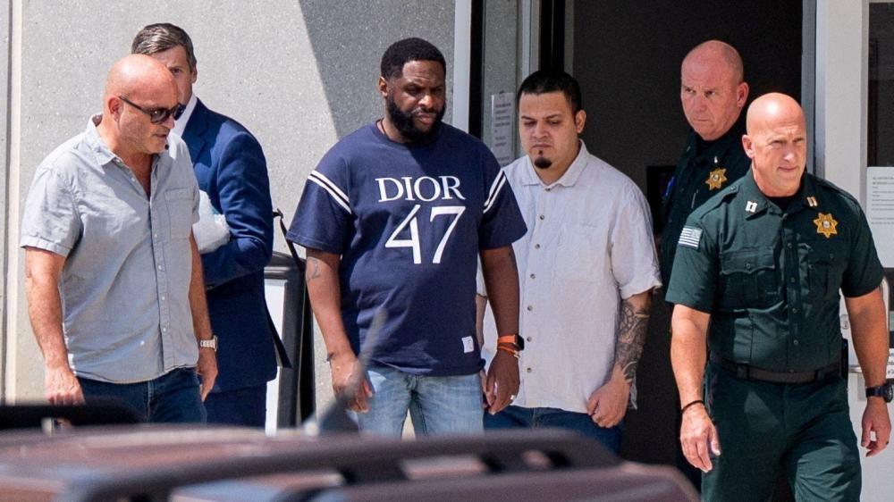 Kilmar Ábrego acompañado de autoridades en su liberación en Tennessee