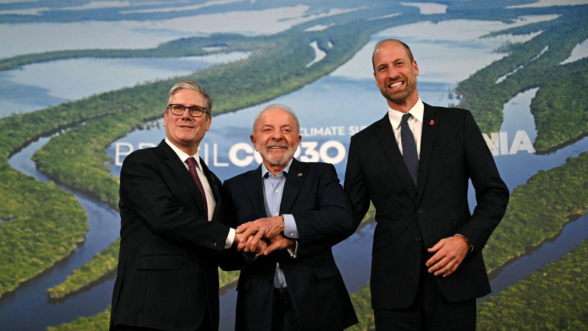 在巴西貝倫舉行的COP30期間，英國威廉王子（右）與首相施紀賢爵士（左）和巴西總統盧拉（中）握手致意（6/11/2025）