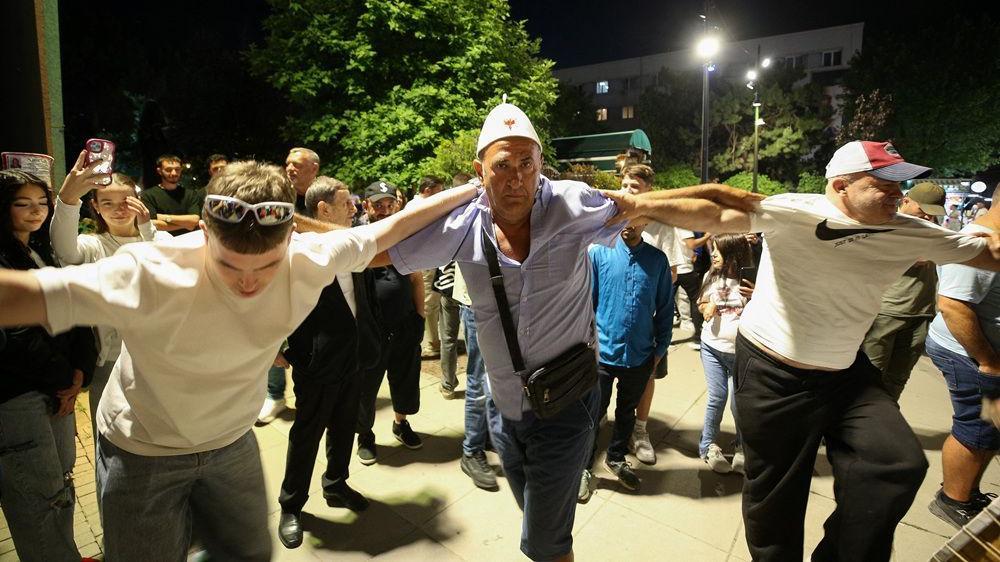 Izbori na Kosovu: Još jedna pobeda Samoopredeljenja, ali bez većine u parlamentu 3 kurti, izbori na kosovu, slavlje pristalica kurtijevog samoopredeljenja
