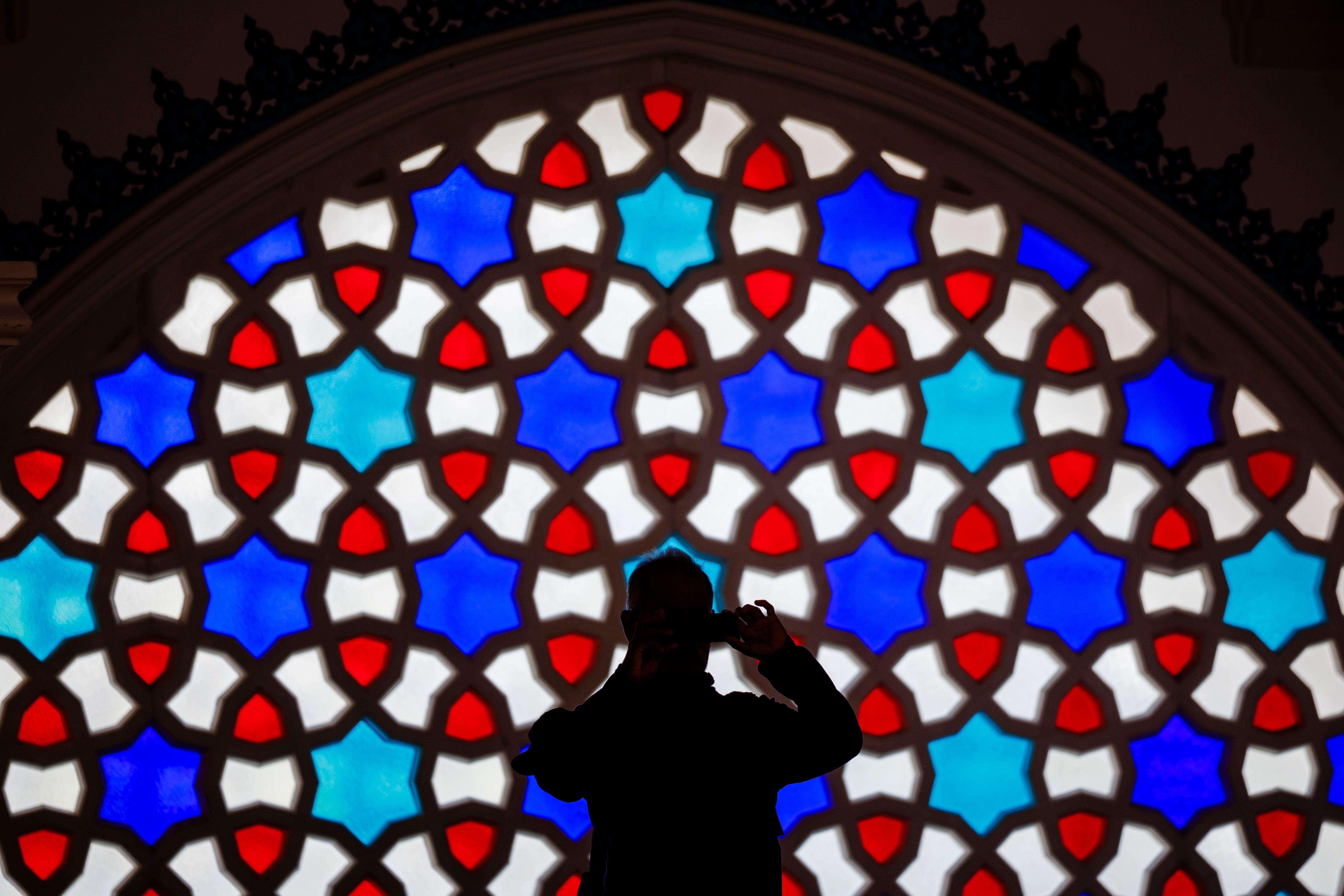 النقاش في «ذا إندبندنت»: كيف نغطي قضايا الإسلام دون اختزال أو توازن مصطنع؟