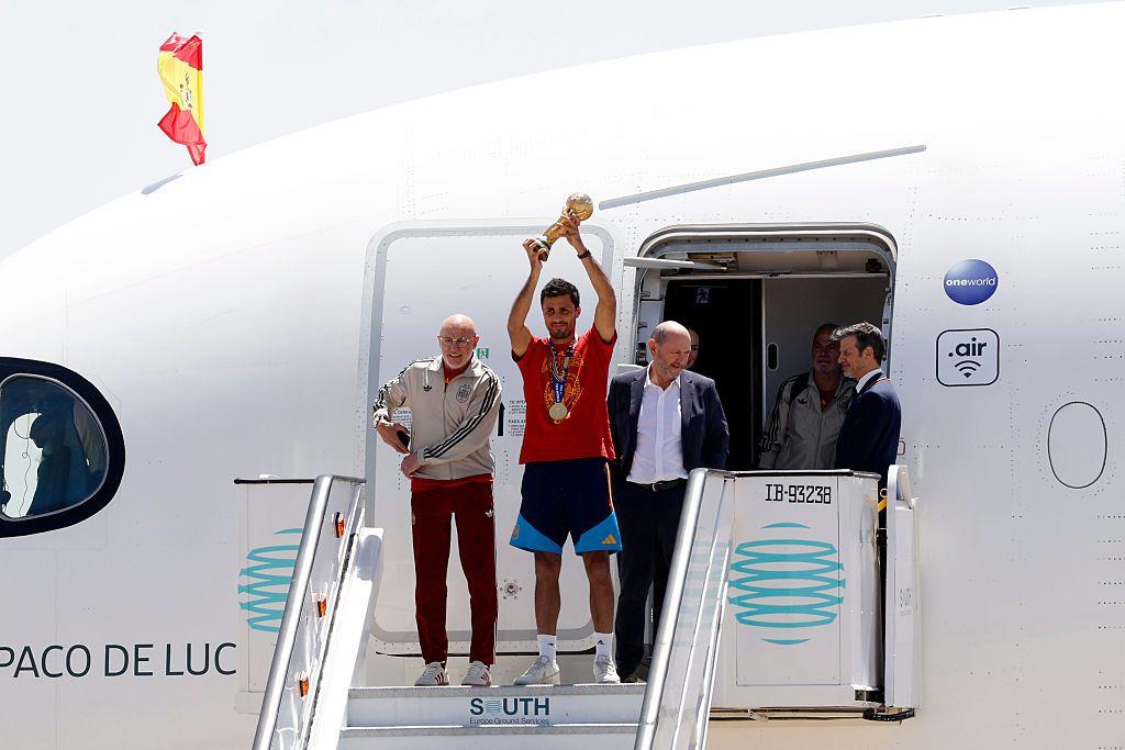 Rodri levanta el trofeo junto a Luis de la Fuente, seleccionador nacional, y Rafael Louzán, presidente de la Real Federación Española de Fútbol, ​​a la llegada del equipo al aeropuerto Adolfo Suárez Madrid-Barajas, antes del desfile del trofeo de la Copa Mundial de la FIFA 2026, el 20 de julio de 2026 en Madrid, España.