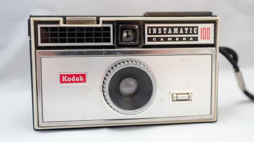Primer plano de una cámara Kodak Instamatic 100, circa 1965, con formato 126, aislada sobre fondo blanco