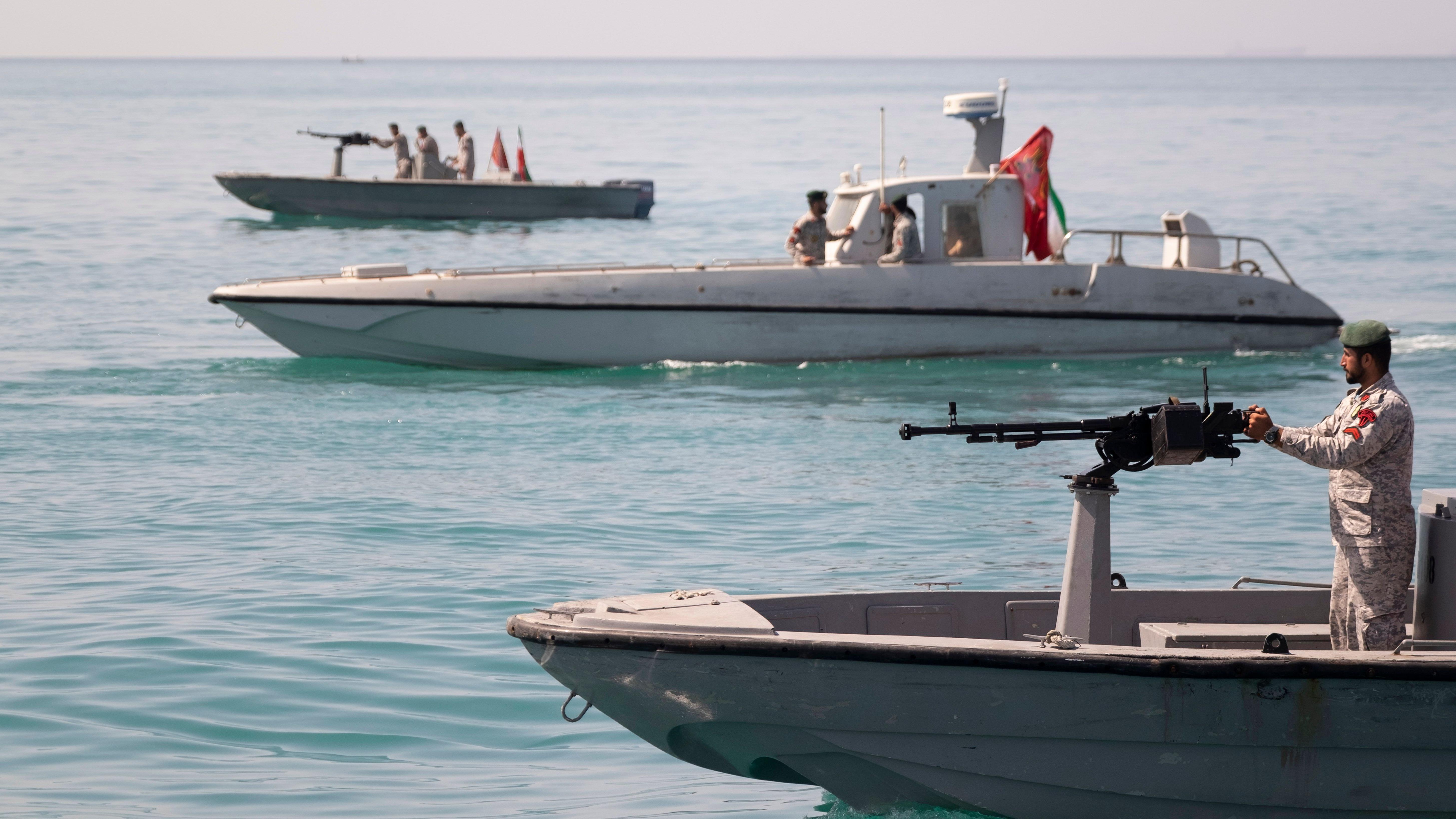 Soldados de la Armada iraní a bordo de lanchas rápidas armadas en el golfo Pérsico, cerca del estrecho de Ormuz; 30 de abril de 2019, a unos 1.320 kilómetros al sur de Teherán.