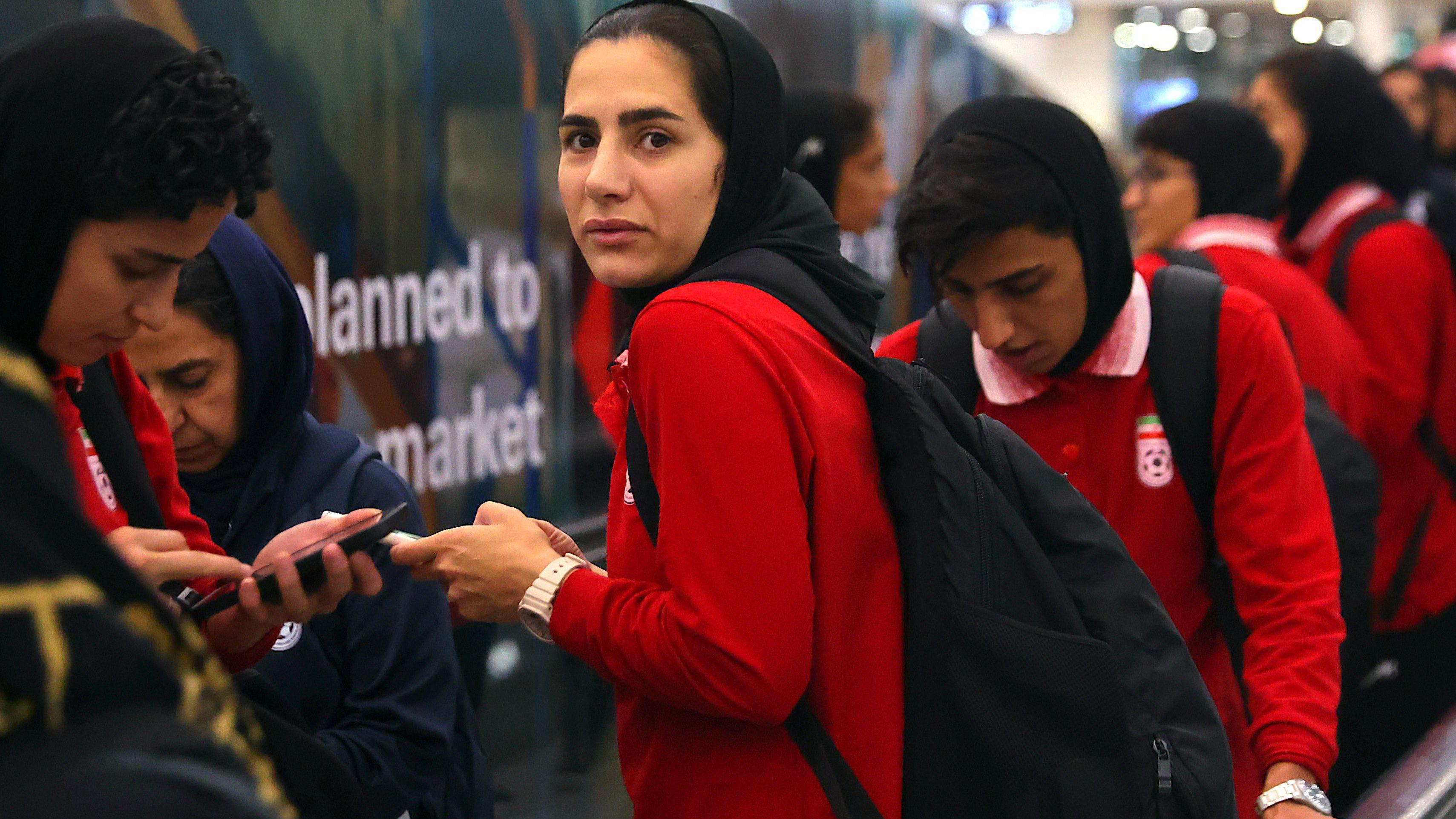 iranske fudbalerke na aerodromu u Maleziji