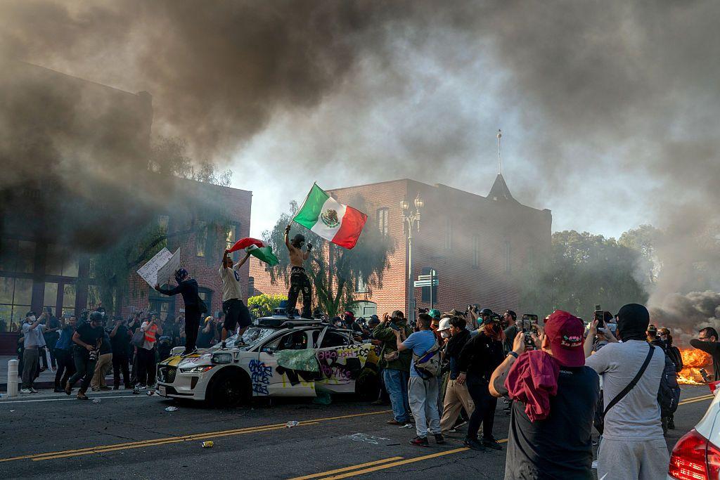Gente protestando en LA