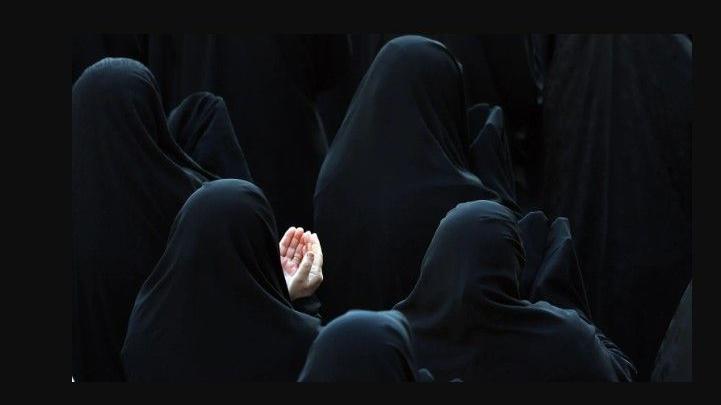 نساء يؤدين الصلاة 