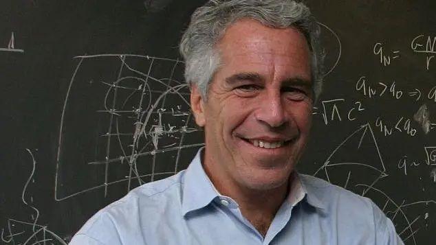 Epstein em frente a um quadro com vários cálculos matemáticos