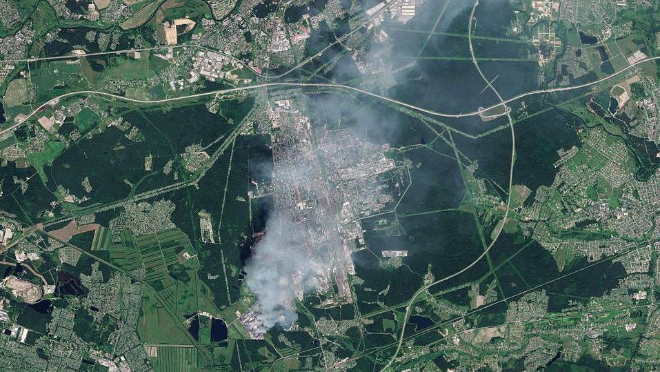 Imagem de sat&eacute;lite do centro log&iacute;stico da Wildberries em Elektrostal, nos arredores de Moscou, mostra galp&otilde;es tomados por um grande inc&ecirc;ndio e com danos significativos ap&oacute;s o ataque de drones ucranianos
