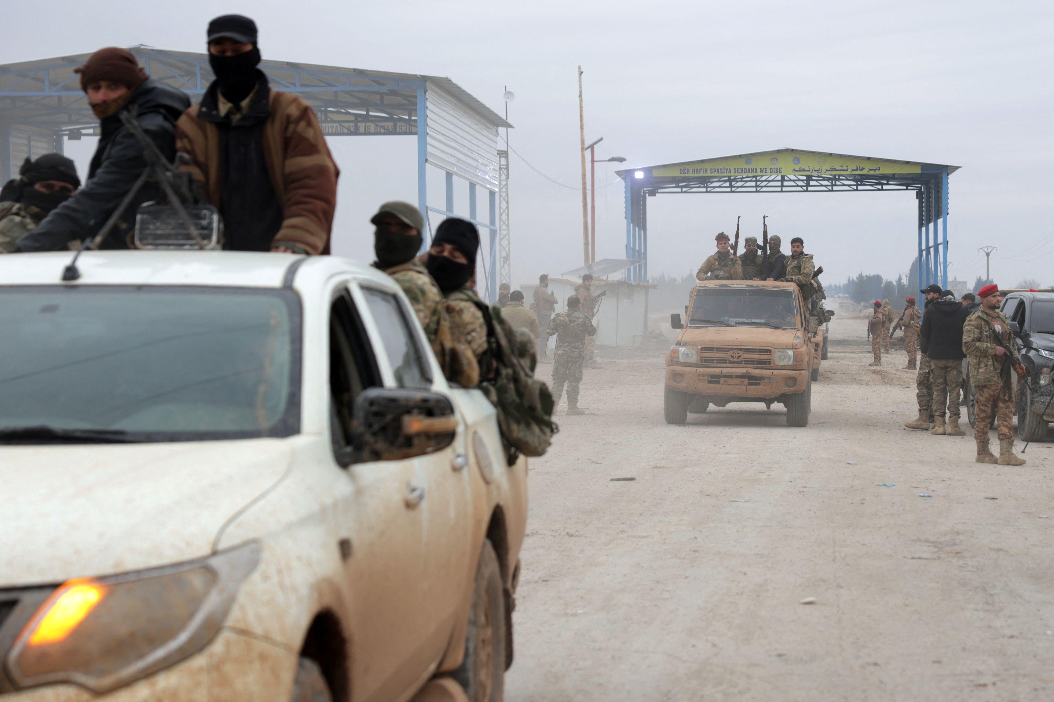 الجيش السوري يعلن بدء دخول الطبقة في محافظة الرقة، و"سنتكوم" تدعو لوقف "أي أعمال هجومية" في المنطقة الواقعة بين مدينتي حلب والطبقة شمال سوريا 