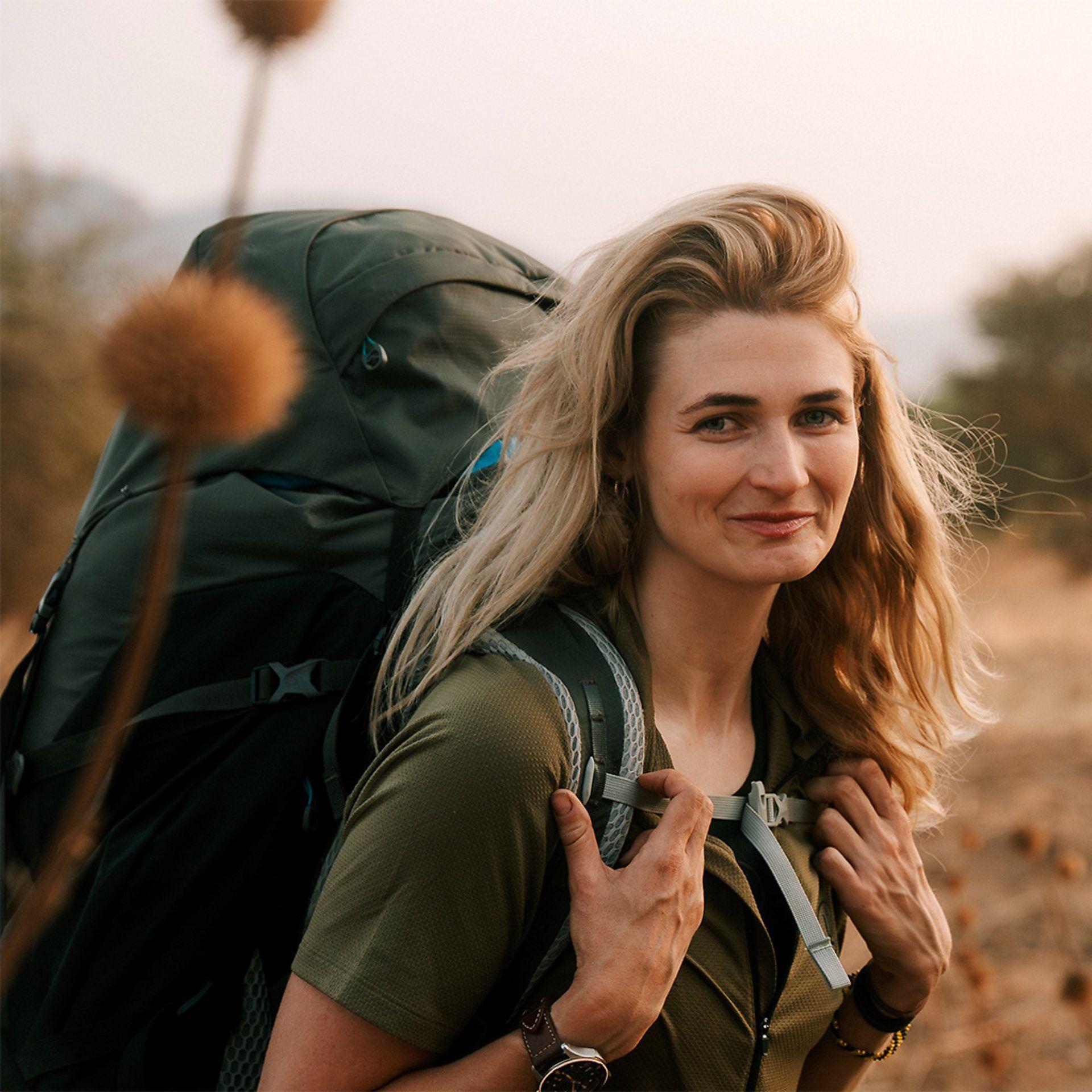 Lucy Shepherd con su maleta de exploradora