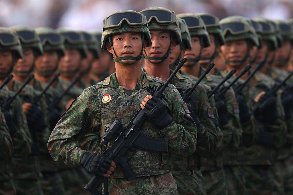 Soldados chinos en formación y portando fusiles. 
