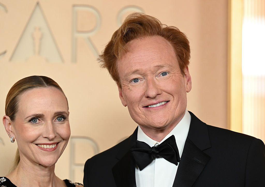 Liza Powel O'Brien y Conan O'Brien en la 98ª entrega anual de los Oscars celebrada en el Dolby Theatre el 15 de marzo de 2026 en Hollywood, California. (Foto de Gilbert Flores/Penske Media vía Getty Images)
