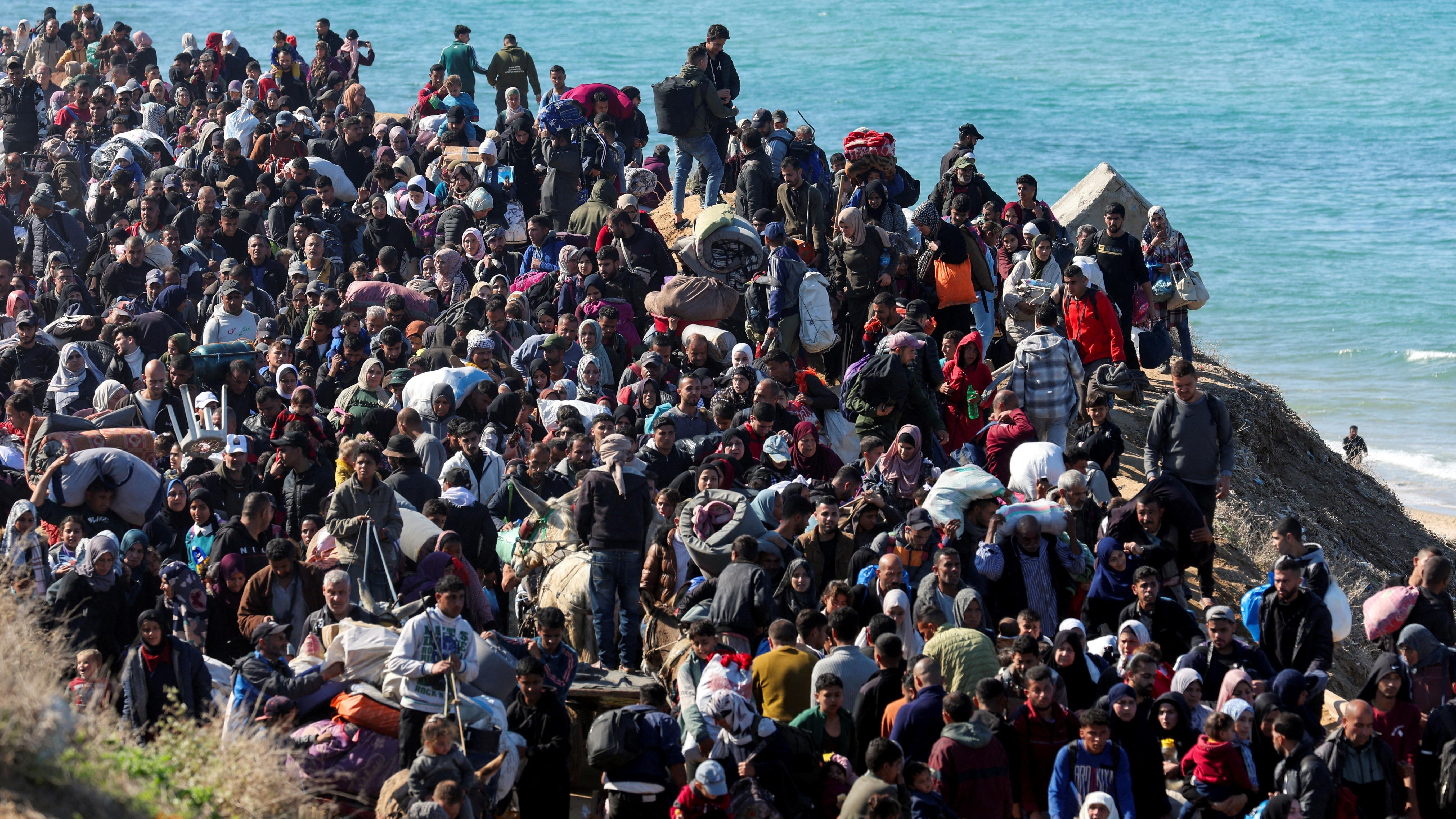 صورة تظهر نازحين فلسطينيين خلال عودتهم إلى منازلهم شمال قطاع غزة.