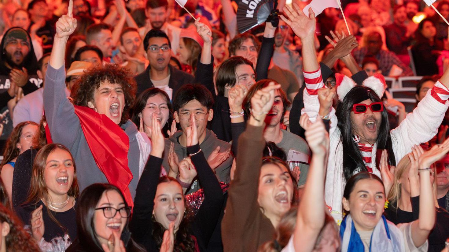F&atilde;s reagem durante uma apresenta&ccedil;&atilde;o da grande final da 69&ordf; edi&ccedil;&atilde;o do Eurovision Song Contest