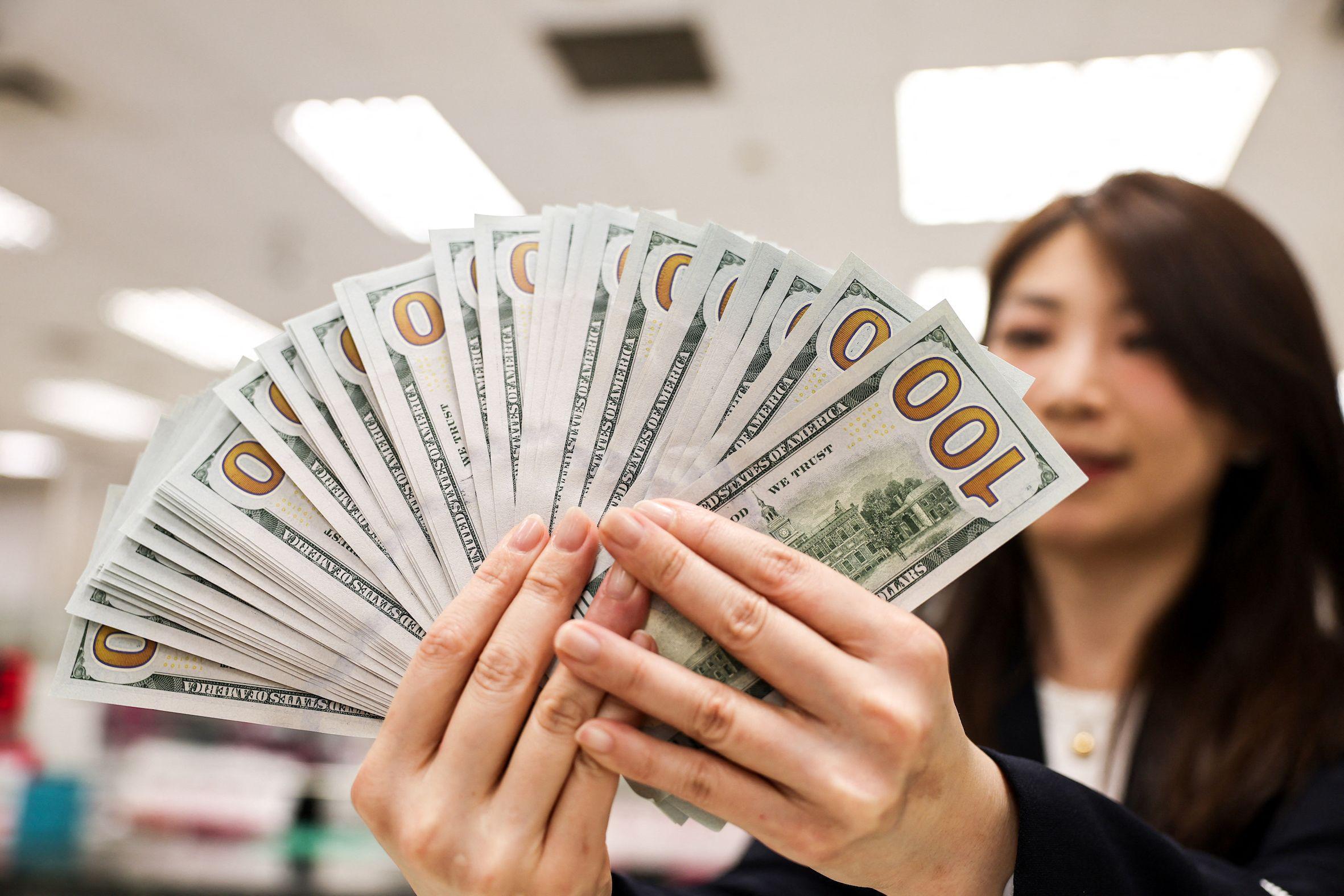 手上的一疊美金
