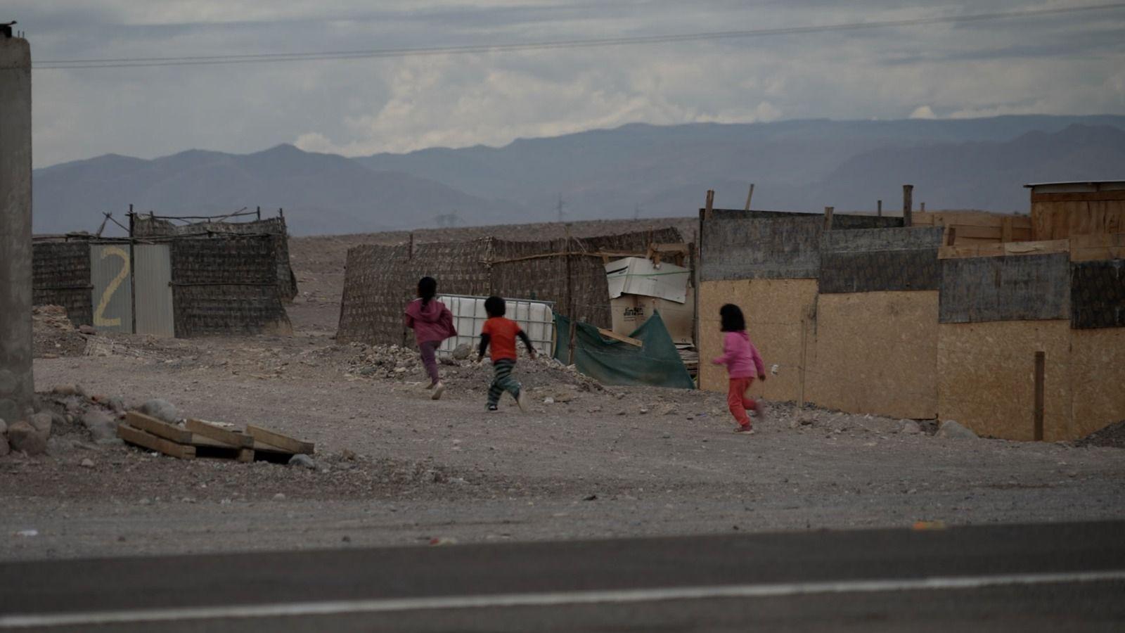 Niños juegan por las calles del pueblo.