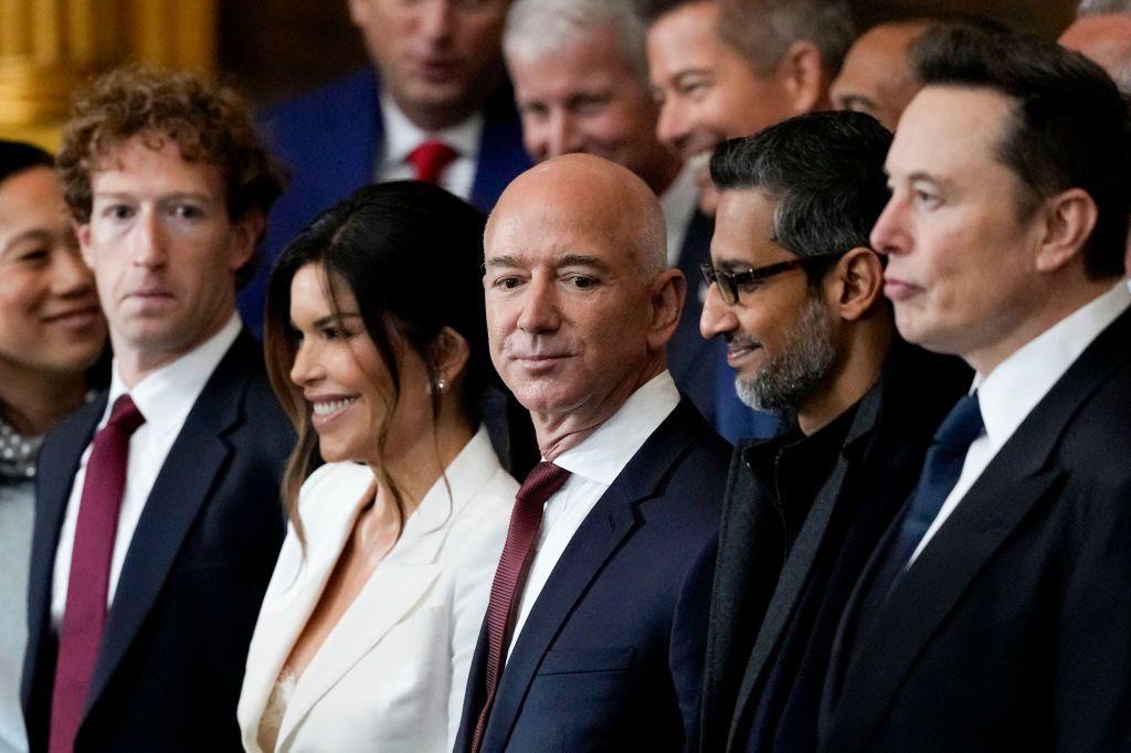 Mark Zuckerberg, director ejecutivo de Meta Platforms Inc., de izquierda a derecha, Lauren Sanchez, Jeff Bezos, fundador de Amazon.com Inc., Sundar Pichai, director ejecutivo de Alphabet Inc., y Elon Musk, director ejecutivo de Tesla Inc., durante la 60.ª inauguración presidencial en la rotonda del Capitolio de los Estados Unidos en Washington, D.C., EE. UU., el lunes 20 de enero de 2025.