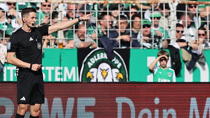 Masked fan unplugs VAR monitor in German match