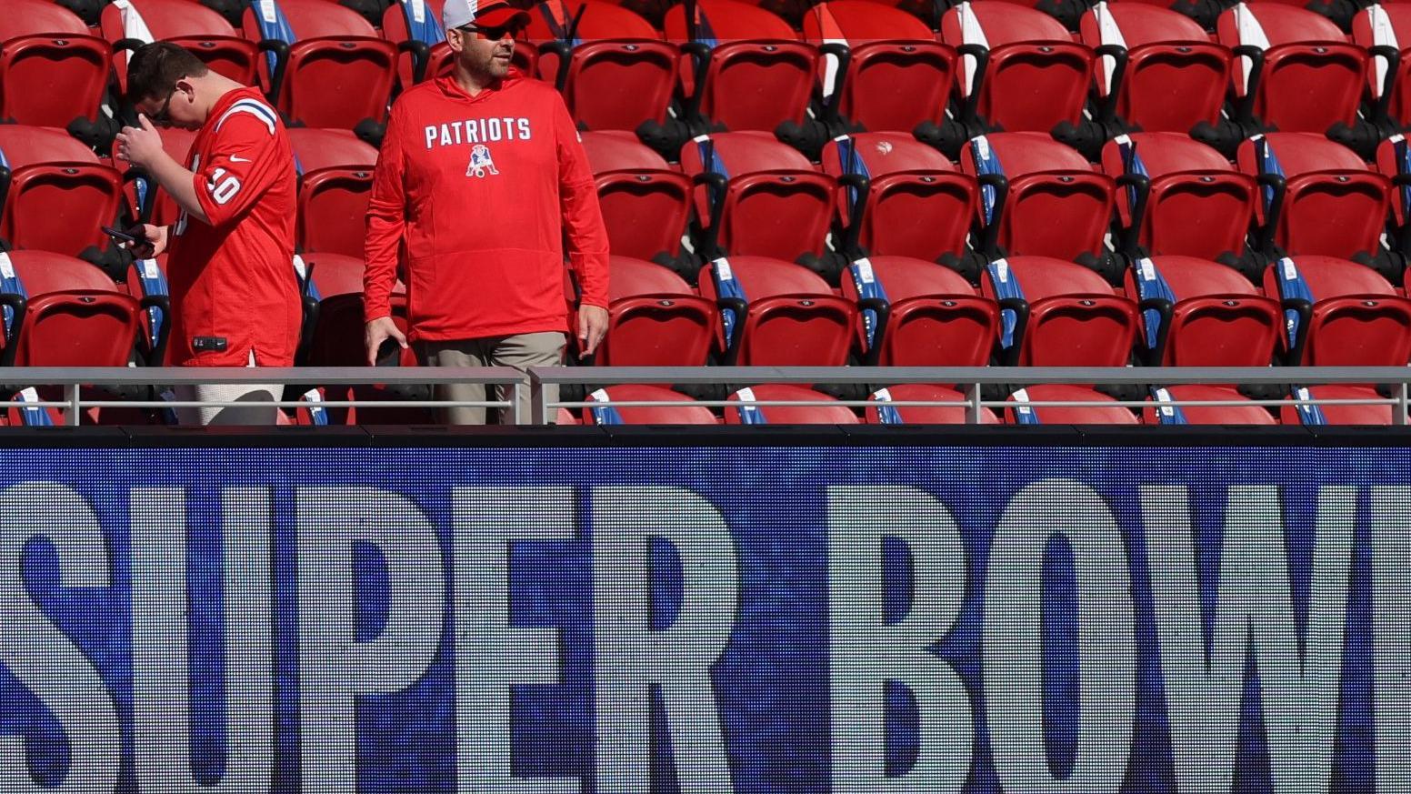 Torcedores do New England Patriots aguardam o in&iacute;cio de uma partida no Levi's Stadium