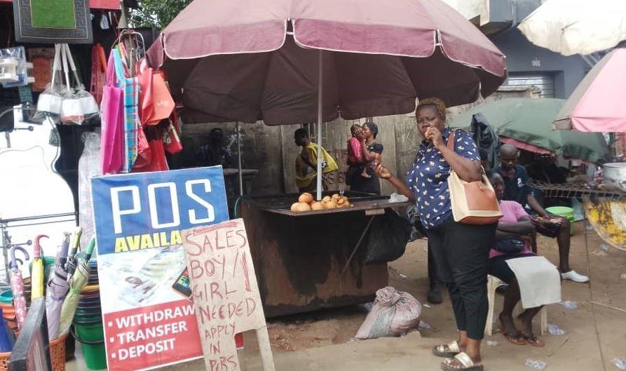 스텔라 오시에그부는 나이지리아에서 인기 있는 간식인 피시 롤을 즐겨 먹는다