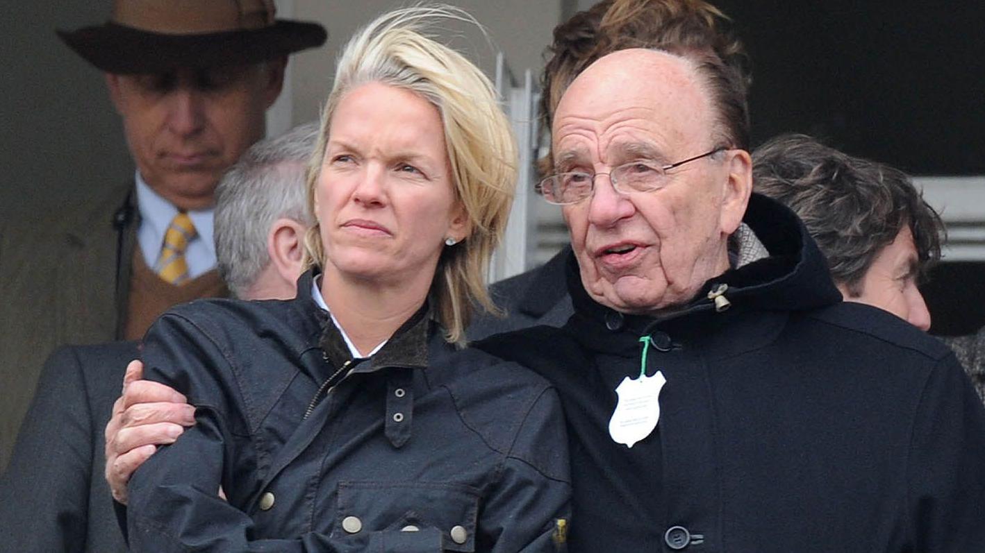 魯珀特·默多克（右）與女兒伊莉莎白出席切爾滕納姆賽馬節
