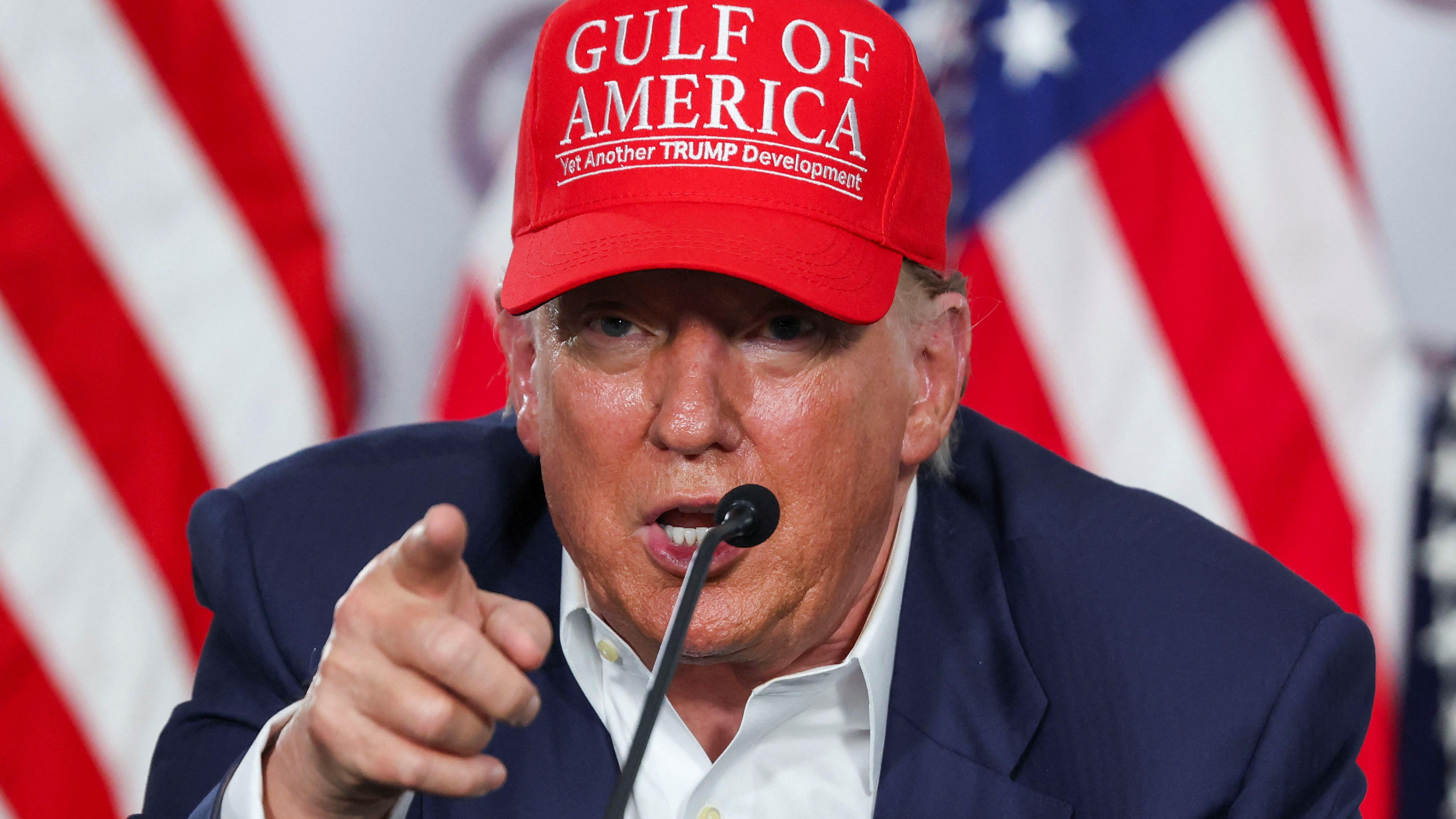 O presidente dos EUA, Donald Trump, gesticula enquanto fala durante a inauguração de um centro temporário de detenção de migrantes, informalmente conhecido como