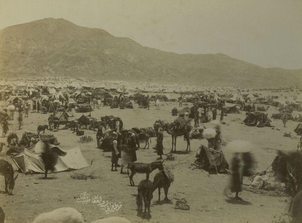 حجاج في الجانب الشرقي من منى سنة 1901