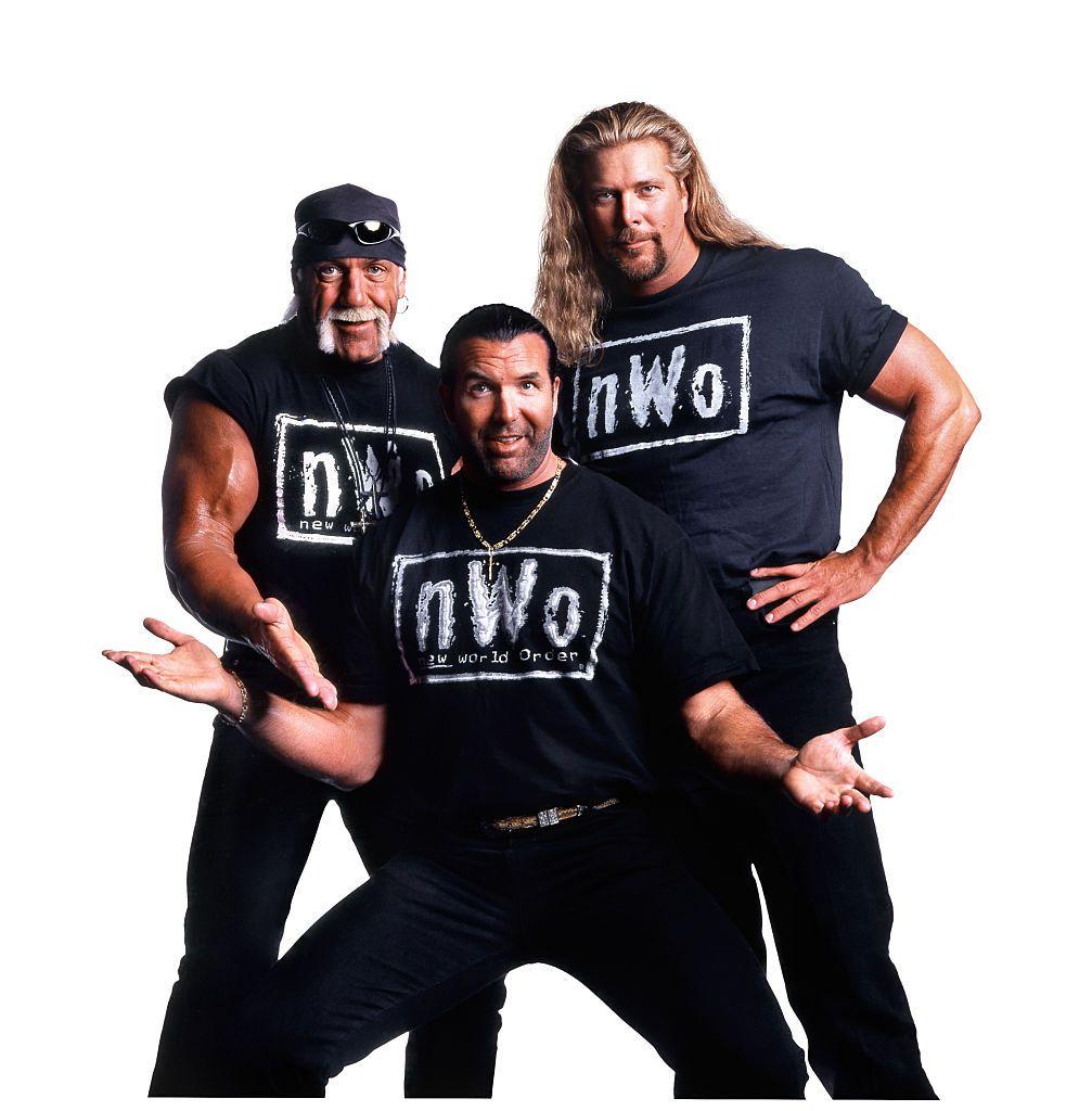 Hollywood Hulk Hogan con Scott Hall y Kevin Nash en los atuendos de NWO