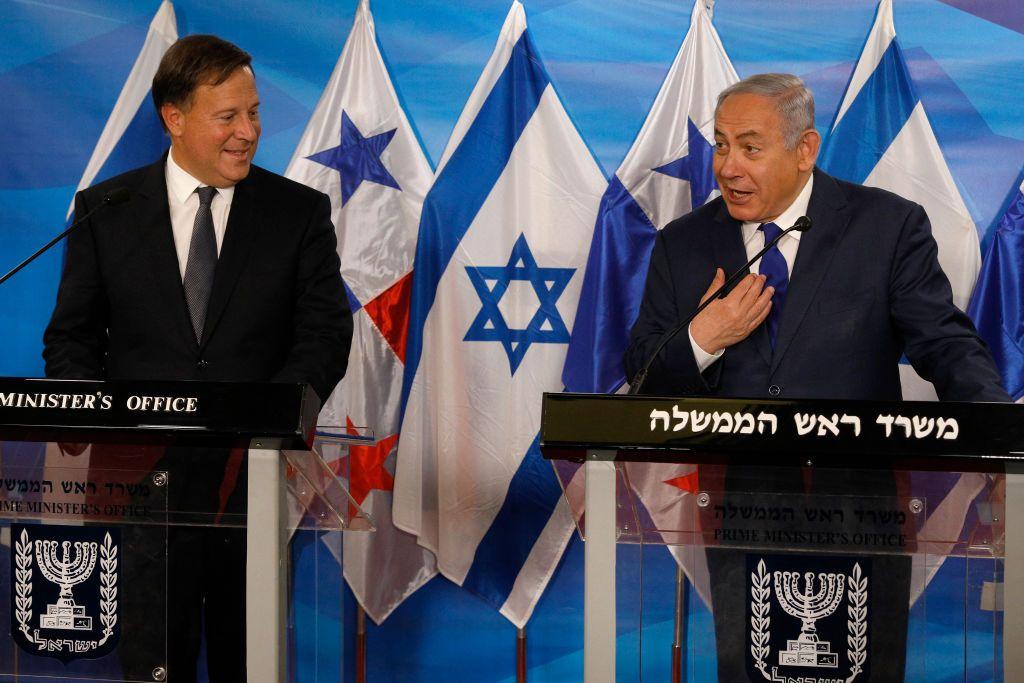 El primer ministro israelí Benjamin Netanyahu (derecha) da la bienvenida al presidente de Panamá Juan Carlos Varela antes de su reunión en su oficina en Jerusalén el 17 de mayo de 2018. (Foto de GALI TIBBON / POOL / AFP) (Foto de GALI TIBBON/POOL/AFP vía Getty Images)