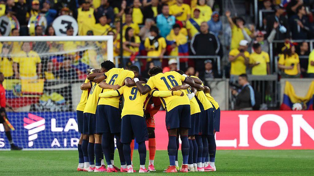 La selección de Ecuador abrazados en el estadio