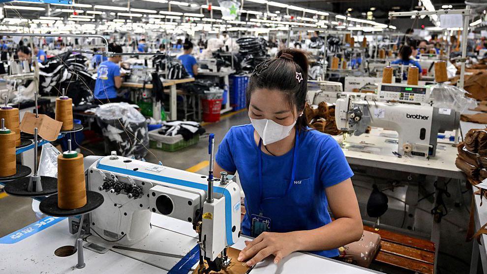 2025年7月2日，一名工人在越南北江省的一家服裝廠縫製服裝。越南是一個依賴出口的全球製造業中心。