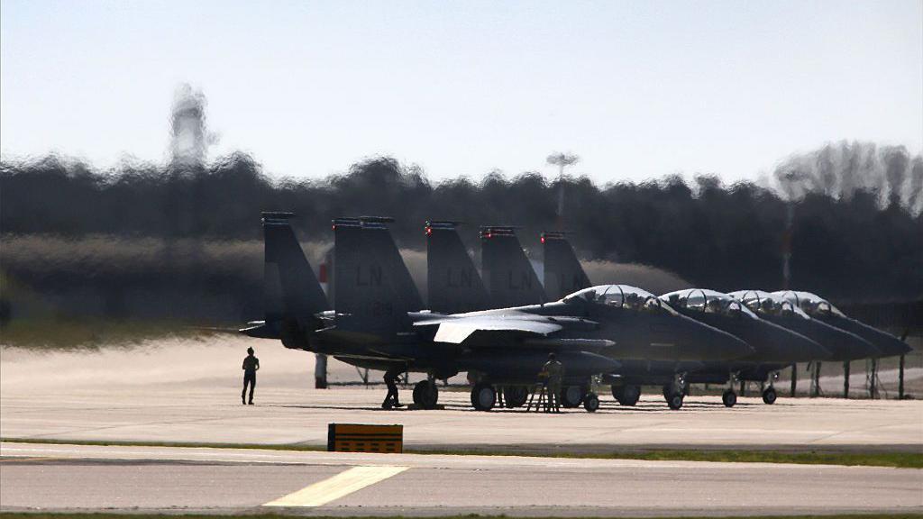 Cazas de Estados Unidos, sobre el asfalto de una base. 