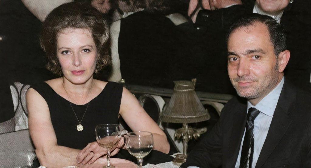 Versión coloreada con IA de una fotografía histórica en blanco y negro que muestra al agente de inteligencia egipcio Refaat Al-Gammal (derecha), con su esposa Waltraud (izquierda). La foto fue tomada en el verano de 1964.