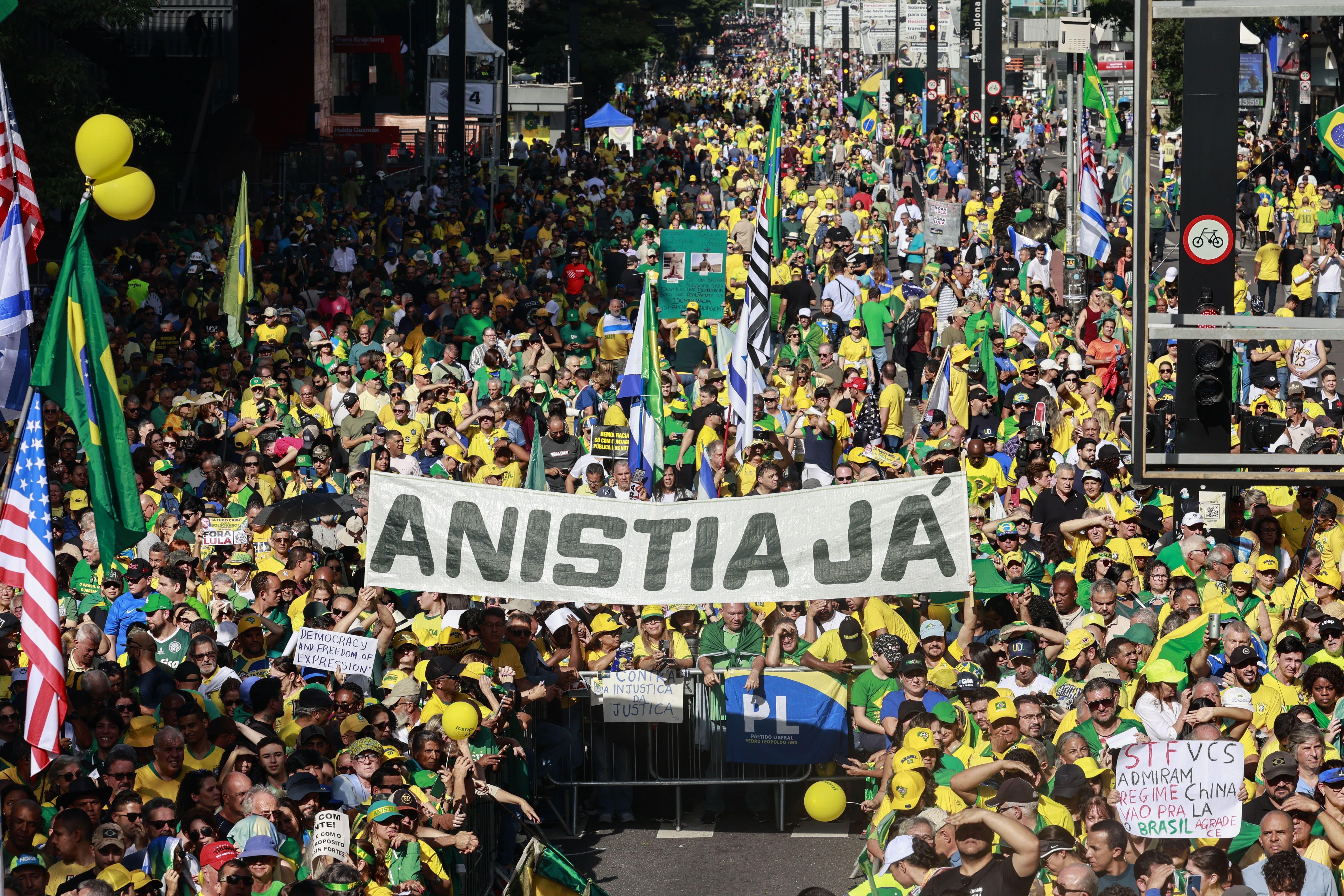 Apoiadores de Bolsonaro em ato em São Paulo com faixa pedindo