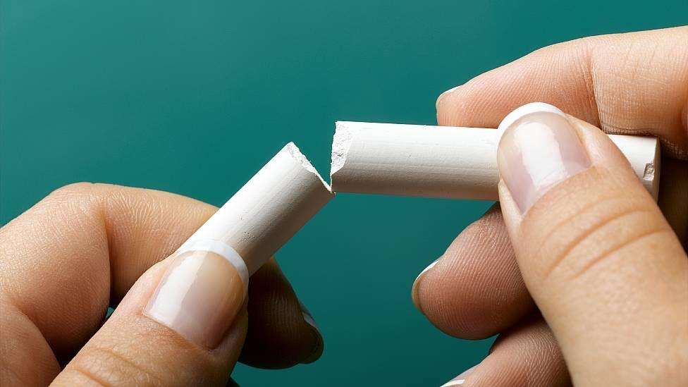 Dos manos con una tiza partida
