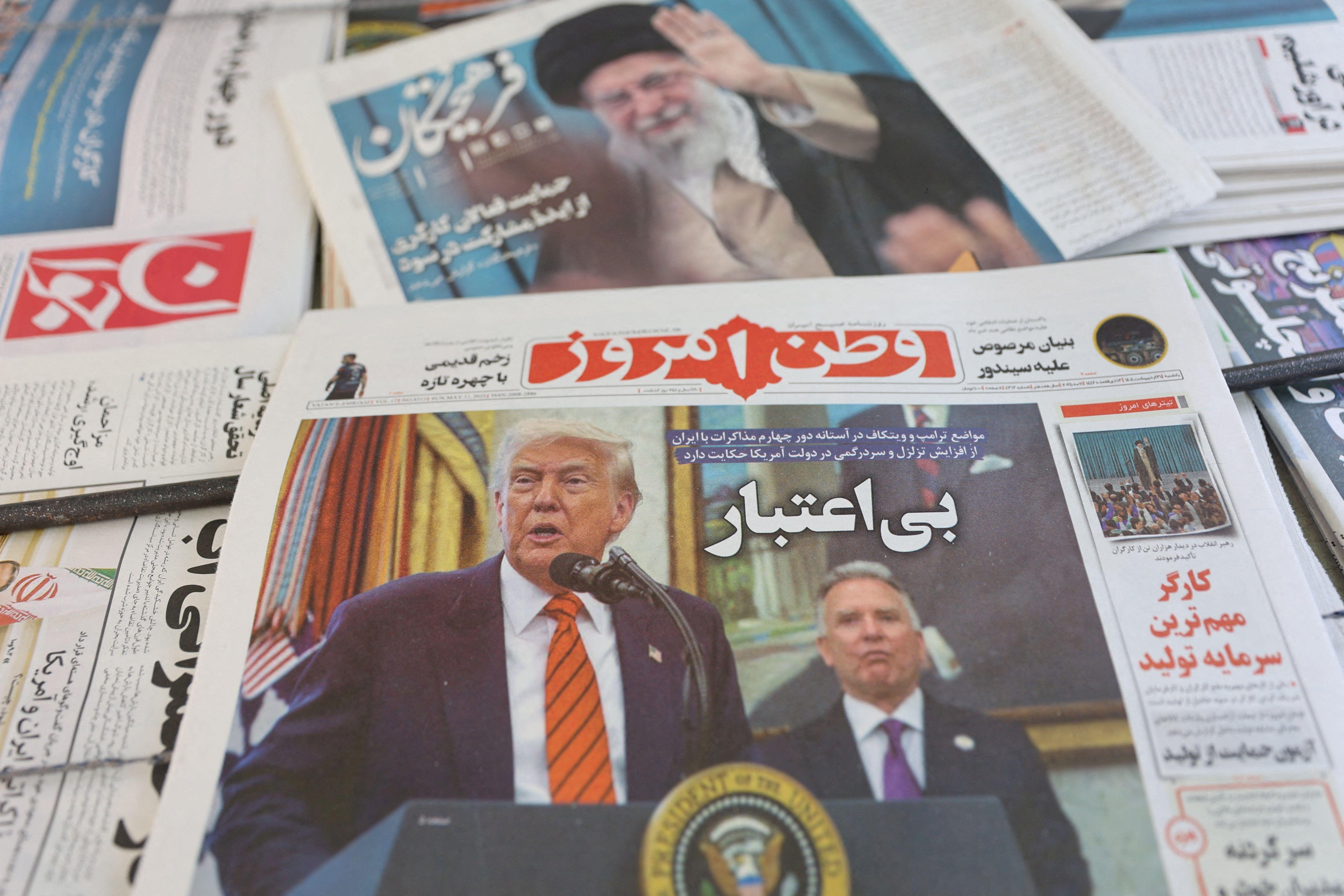 جولة رابعة "أكثر جدية" من المحادثات النووية الإيرانية في عُمان، وإسرائيل تصف طهران بـ "أخطر دولة في العالم" 3 صحيفة إيرانية تحمل صورة غلاف للرئيس الأمريكي دونالد ترامب ومبعوث الولايات المتحدة إلى الشرق الأوسط ستيف ويتكوف، في طهران، إيران، 11 مايو/أيار 2025.