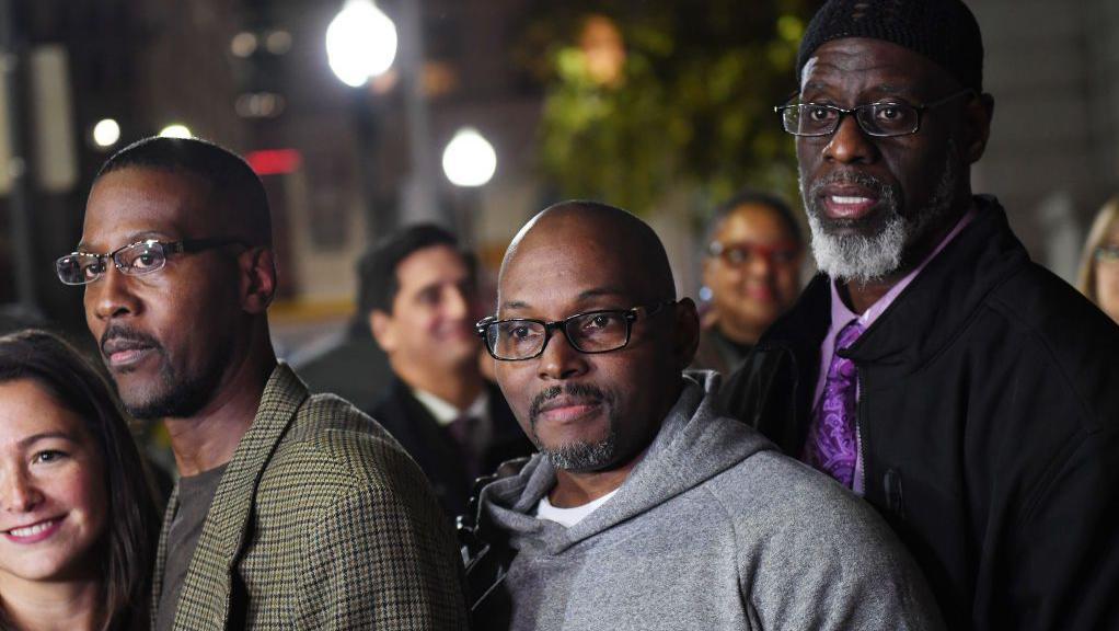 從左到右依序為阿爾弗雷德·切斯特納特、安德魯·斯圖爾特和蘭索姆·沃特金斯，他們在被宣告無罪釋放後，與攝影師合作。他們此前因1983年的謀殺案而被定罪。
