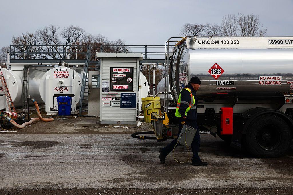 Un trabajador llena un camión de reabastecimiento en el Aeropuerto de Toronto Island, en Toronto (Ontario, Canadá), el 18 de marzo de 2026. 